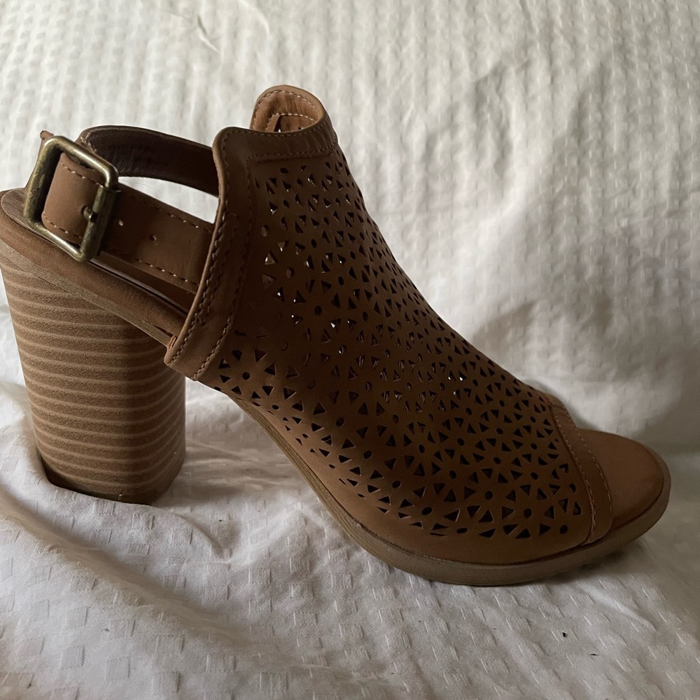 Universal Thread Cutout Peep Toe Stacked Heel